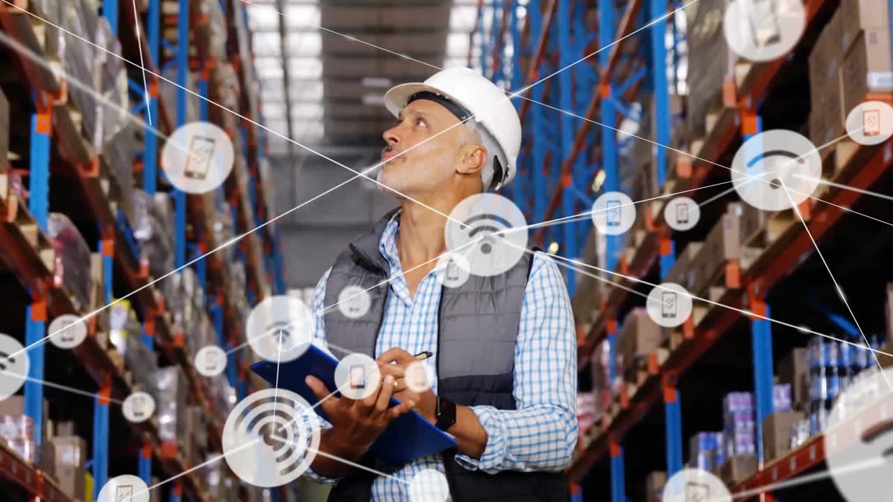 animación de la red de conexiones con iconos sobre el hombre caucásico que trabaja en el almacén