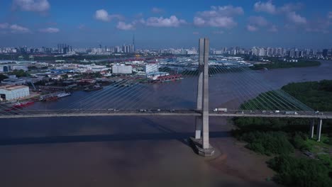 Luftaufnahme-Von-Phu-My-Bridge-über-Den-Saigon-River-Mit-Straßen--Und-Flusstransport-An-Einem-Sonnigen-Tag