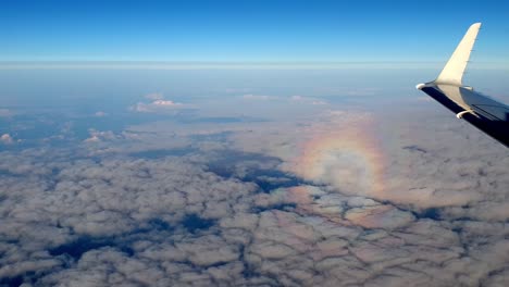 increíble efecto de arco iris de halo circular reflejado sobre las nubes