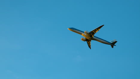 Closeup-shot-of-airplane's-majestic-aerial-flight-from-airport-in-blue-sky