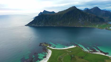 Vista-Aérea-De-Una-Playa-De-Arena-Blanca-En-Las-Islas-Lofoten-Noruega