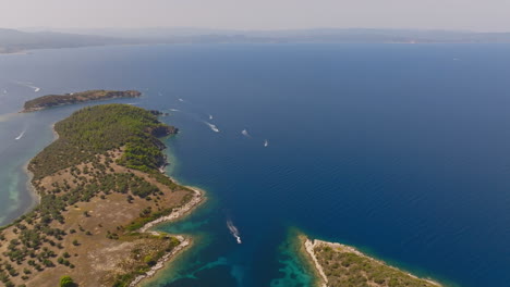 vista aérea de una pequeña isla en el océano