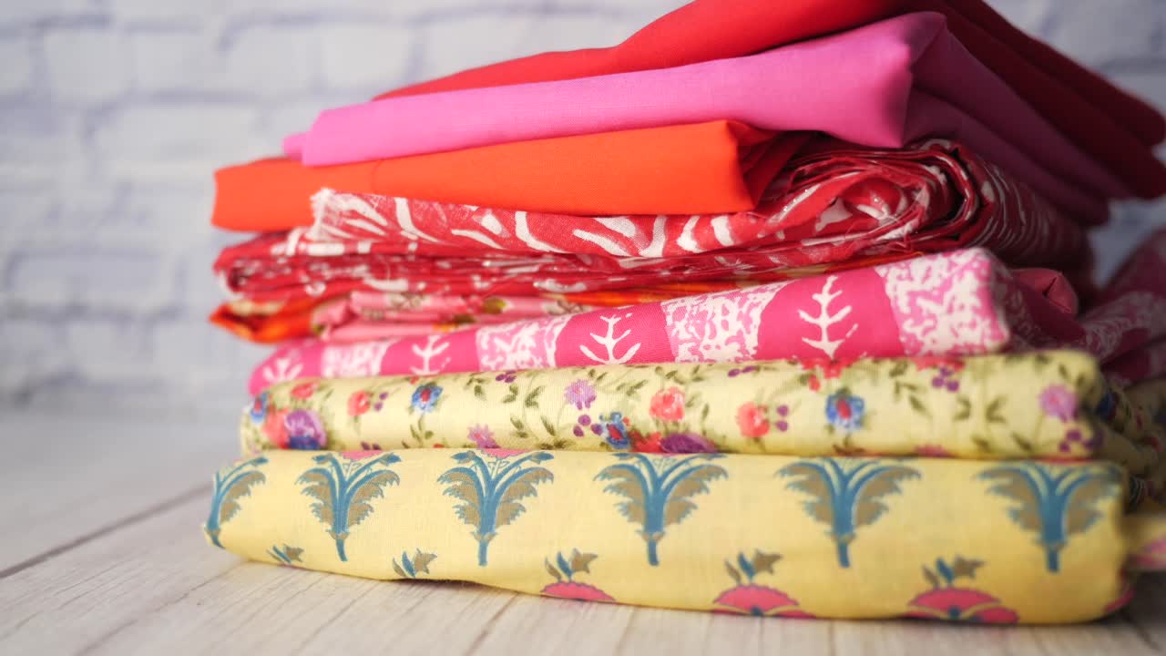 una pila de telas de colores