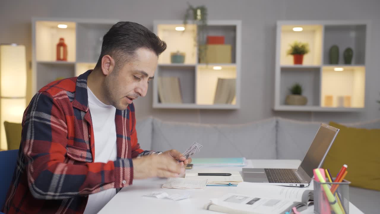 hombre calculando con dinero y facturas. economía doméstica.