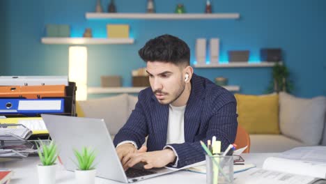 Trabajador-De-Oficina-En-Casa-Cansado-Y-Sin-Dormir.