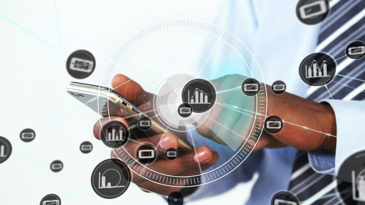 animación de conexiones y círculo de procesamiento sobre las manos de un hombre afroamericano que usa un teléfono inteligente