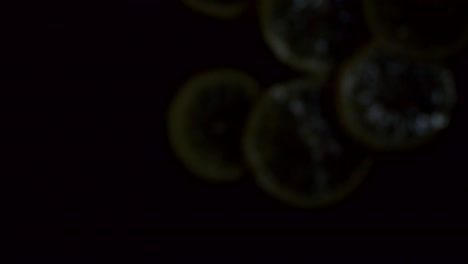 rebanadas de limón jugosas sobre un fondo oscuro