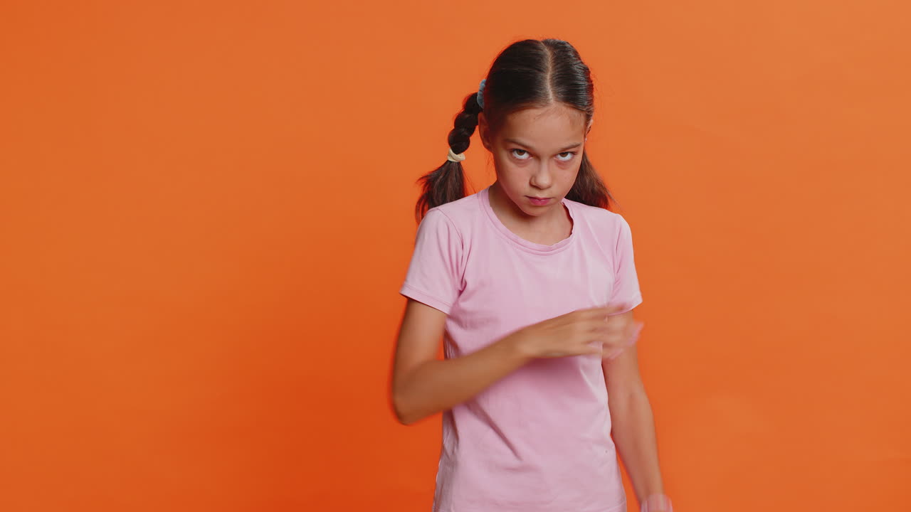 niña de la escuela muestra apuntando a sus ojos y cámara te estoy viendo gesto espiar a alguien