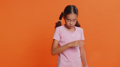 niña de la escuela muestra apuntando a sus ojos y cámara te estoy viendo gesto espiar a alguien