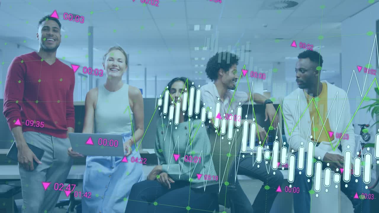 animación del procesamiento de datos financieros sobre diversas personas de negocios