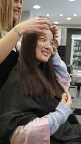 mujer con el cabello peinado en un salón