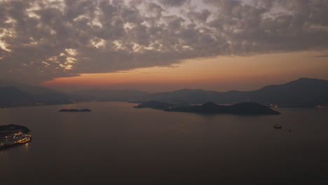 Increíble-Vista-De-Pájaro-De-Una-Impresionante-Puesta-De-Sol-Rosa-Sobre-Un-Majestuoso-Lago