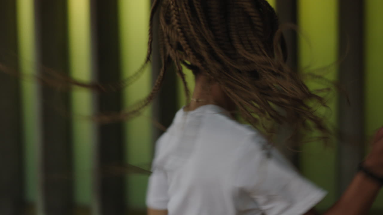 춤추는 여성 젊은 재능있는 거리 댄서 프리스타일  ⁇ 합 동작을 수행 현대 춤 표현을 즐기고 근접