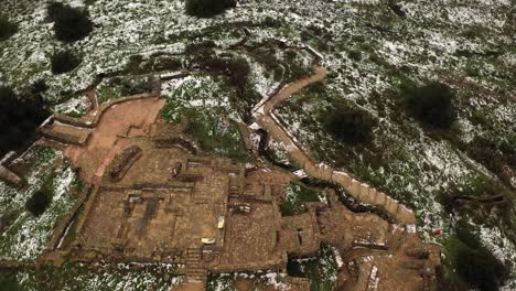 vista aérea de antiguas ruinas en la nieve