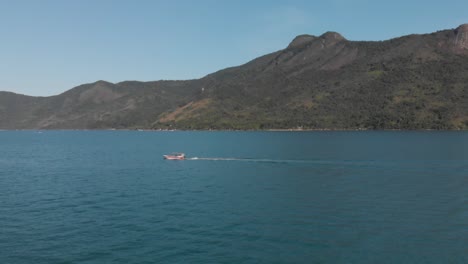 toma aérea del fiordo tropical en paraty, río de janeiro, brasil