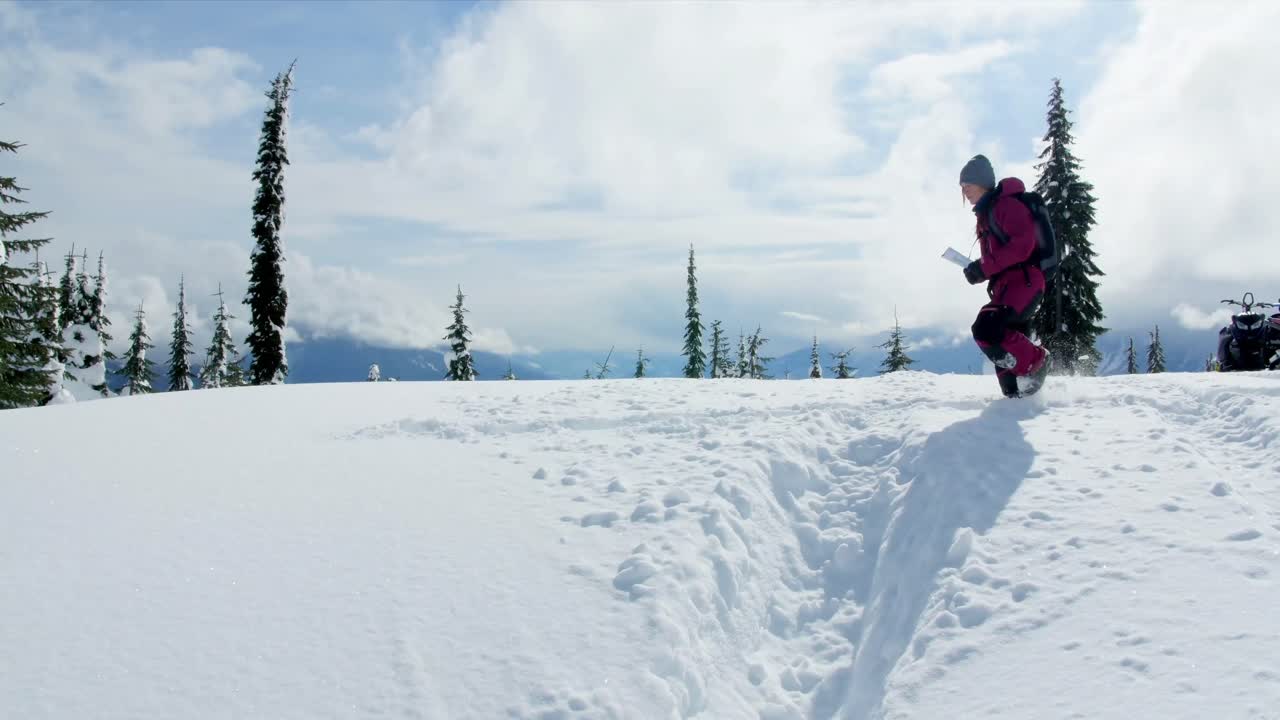 mujer con mapa caminando en la nieve 4k