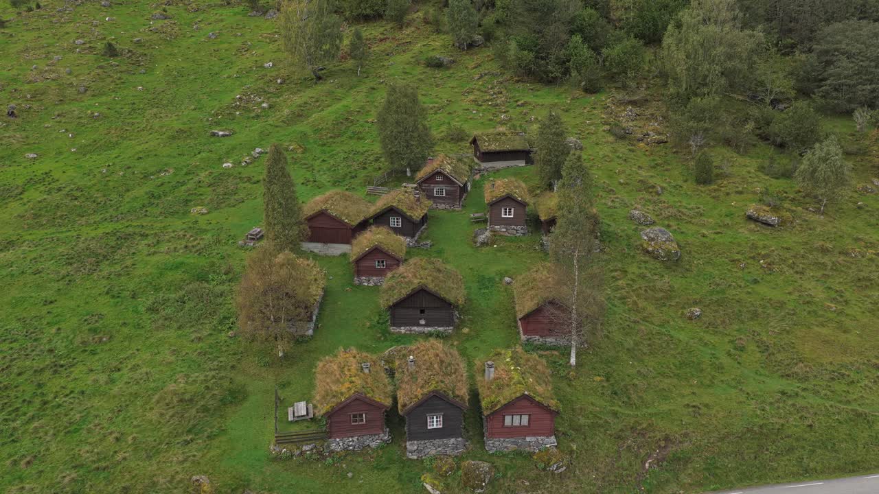 Norské dřevěné domy u horského jezera v klidném údolí