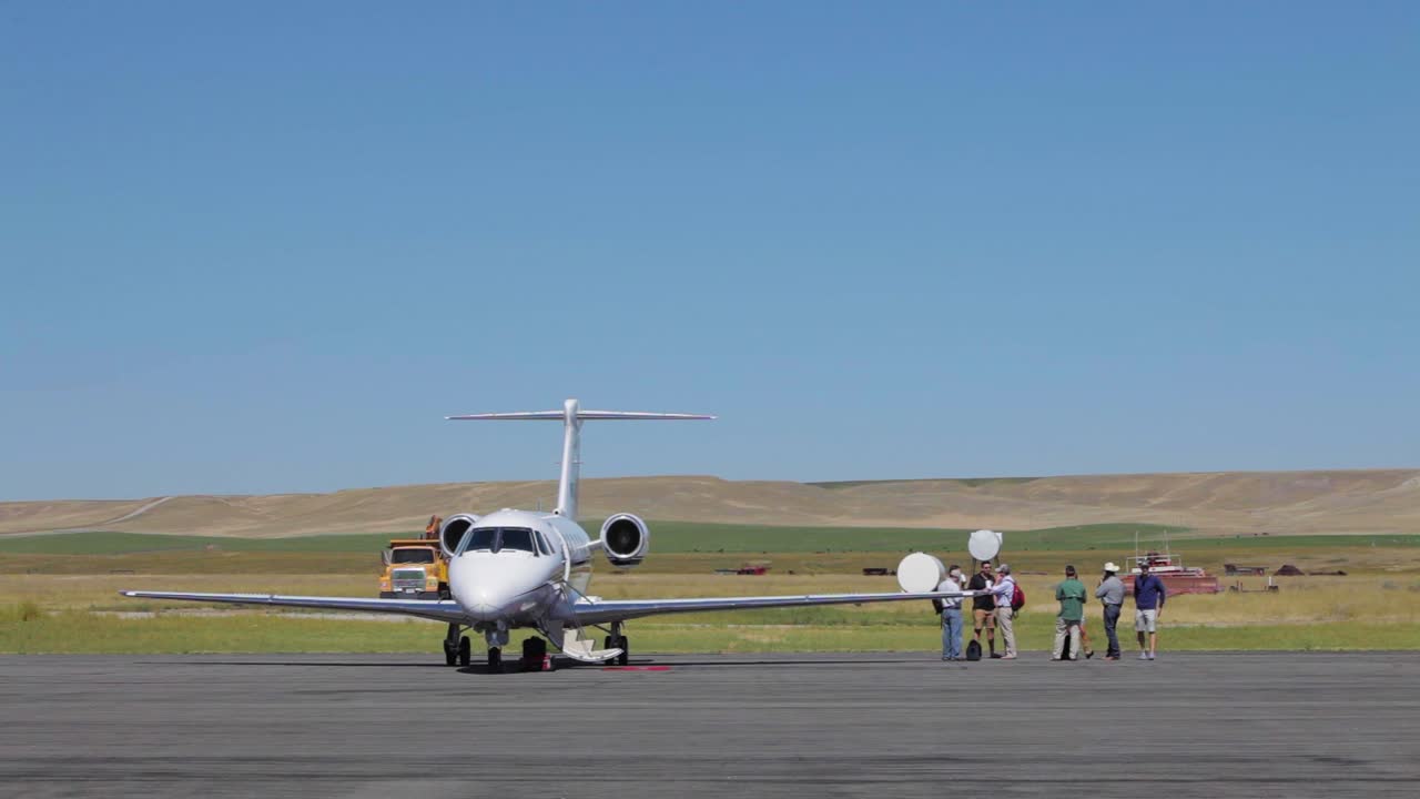 디어 롯지 몬태나의 개인 비행장에 있는 주차 패드의 개인 제트기