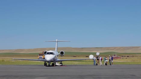 un jet privado en una plataforma de estacionamiento en un aeródromo privado en deer lodge montana