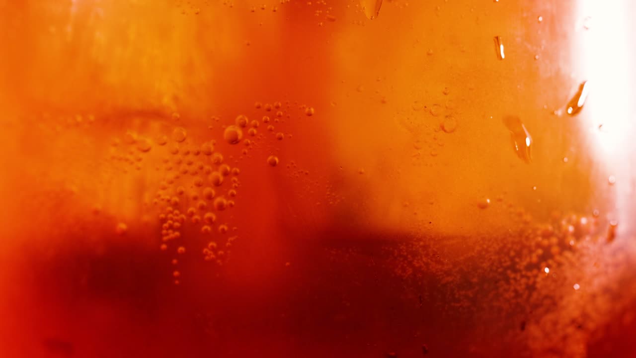 Aperol Spritz frizzante con cubetti di ghiaccio