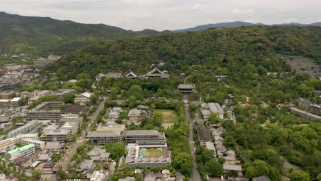 colorida imagen aérea de kyoto con templos, montañas y el horizonte de la ciudad en kyoto, japón