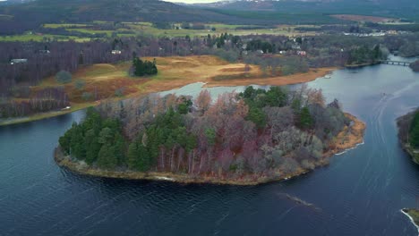 Eine-Kleine-Malerische-Insel-Im-Fluss-Nes-Voller-Herbstlich-Gefärbter-Bäume