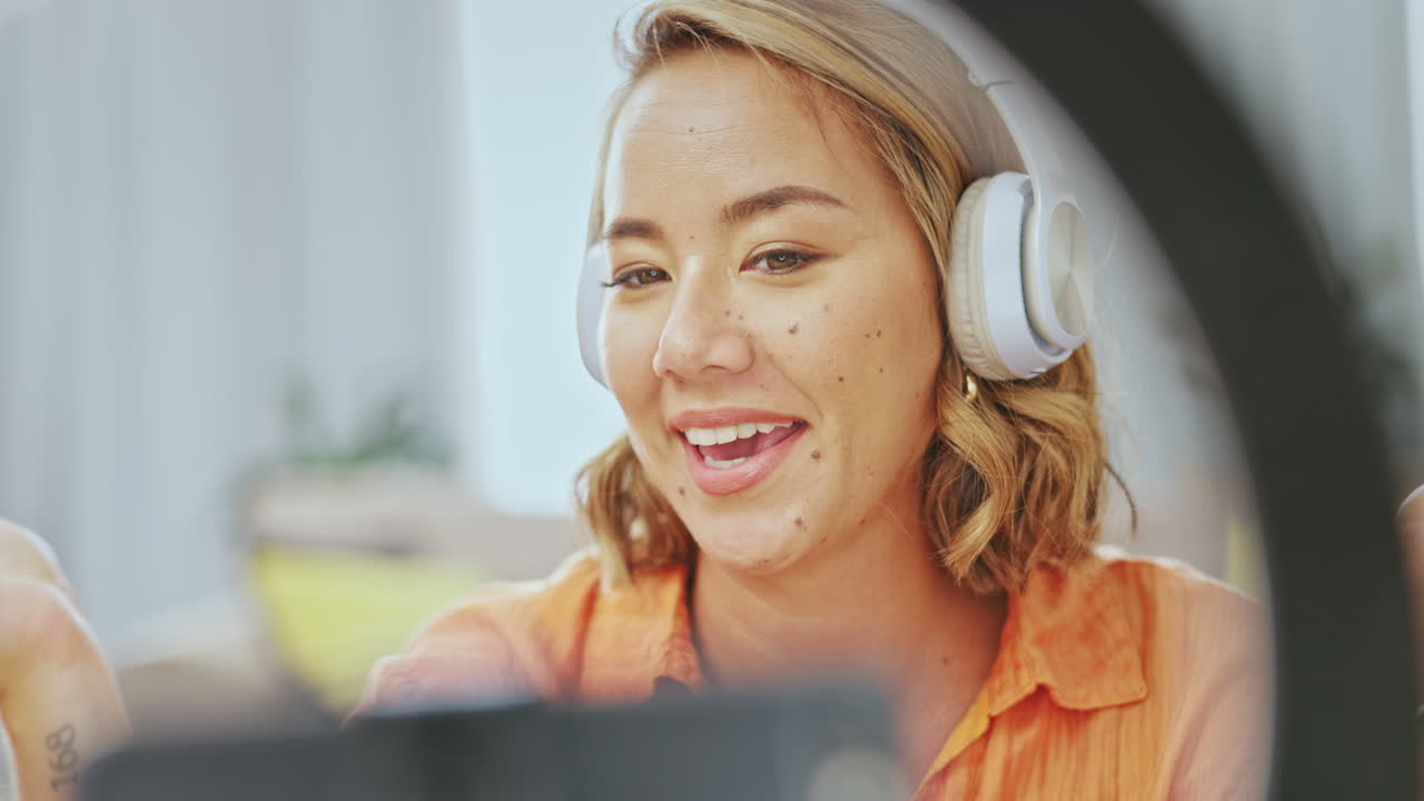 medios de comunicación, podcast o mujer asiática de radio vlogger