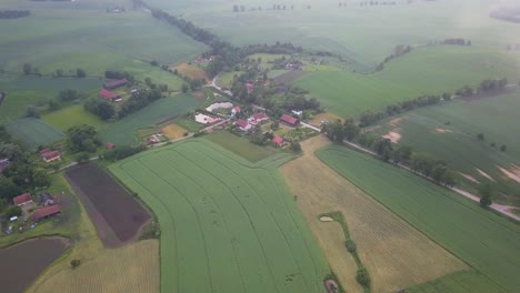 Toma-Aérea-Del-Campo-En-Un-Día-Nublado