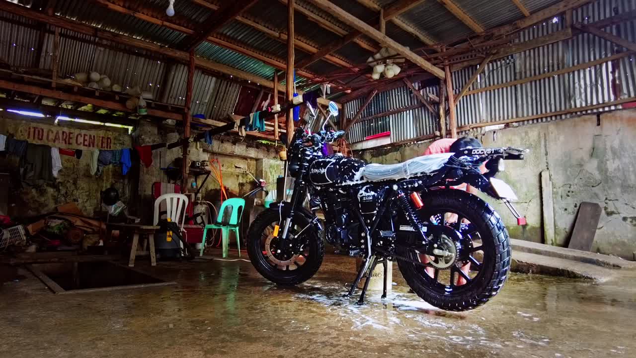 필리핀 에서 모터사이클 을  ⁇ 는 청년