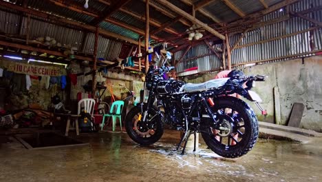 joven lavando su motocicleta en filipinas