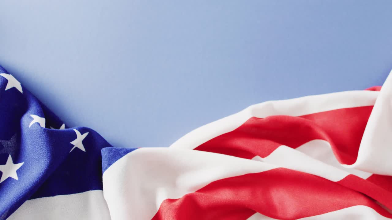 cerca de la bandera nacional de los estados unidos en fondo azul con espacio de copia.