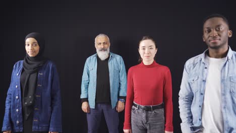 grupo de personas multiétnicas felices sonriendo a la cámara. retrato de amigos sonrientes de diferentes razas y culturas.