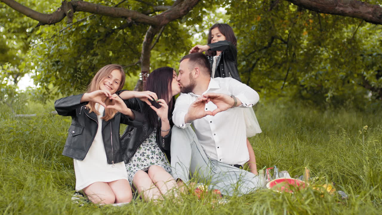 공원에서 행복한 가족 피크닉