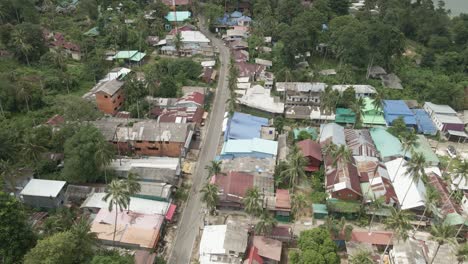 Imágenes-De-4k-Del-Pueblo-De-Playa-Solitaria-En-La-Isla-De-Koh-Chang,-Tailandia,-Vista-De-Pájaro-De-Drone-De-ángulo-Alto