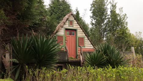 Seguimiento-De-Izquierda-A-Derecha-De-Una-Casa-Típica-En-El-Bosque,-Cámara-Lenta-De-La-Isla-De-Madeira