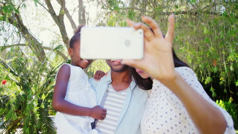 Porträt-Einer-Süßen-Familie,-Die-Ein-Selfie-Im-Garten-Macht-