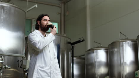 man die bier proeft in de brouwerij