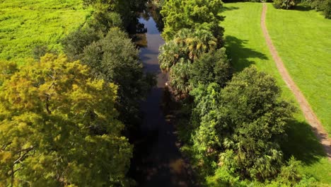 Vuelo-Aéreo-Sobre-Un-Canal-En-El-Parque-Wisner-Tract-En-Nueva-Orleans-En-El-Parque-Wisner-Tract