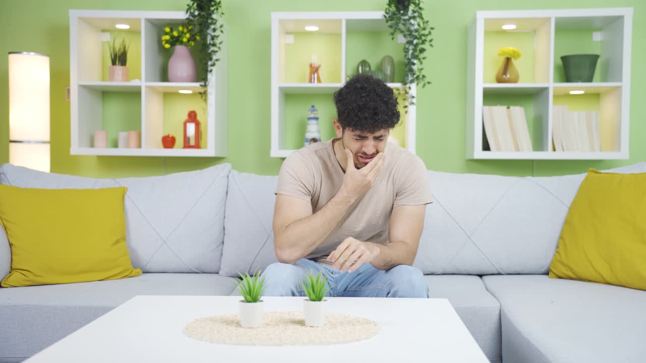 슬픈 젊은이가 울고 있습니다.