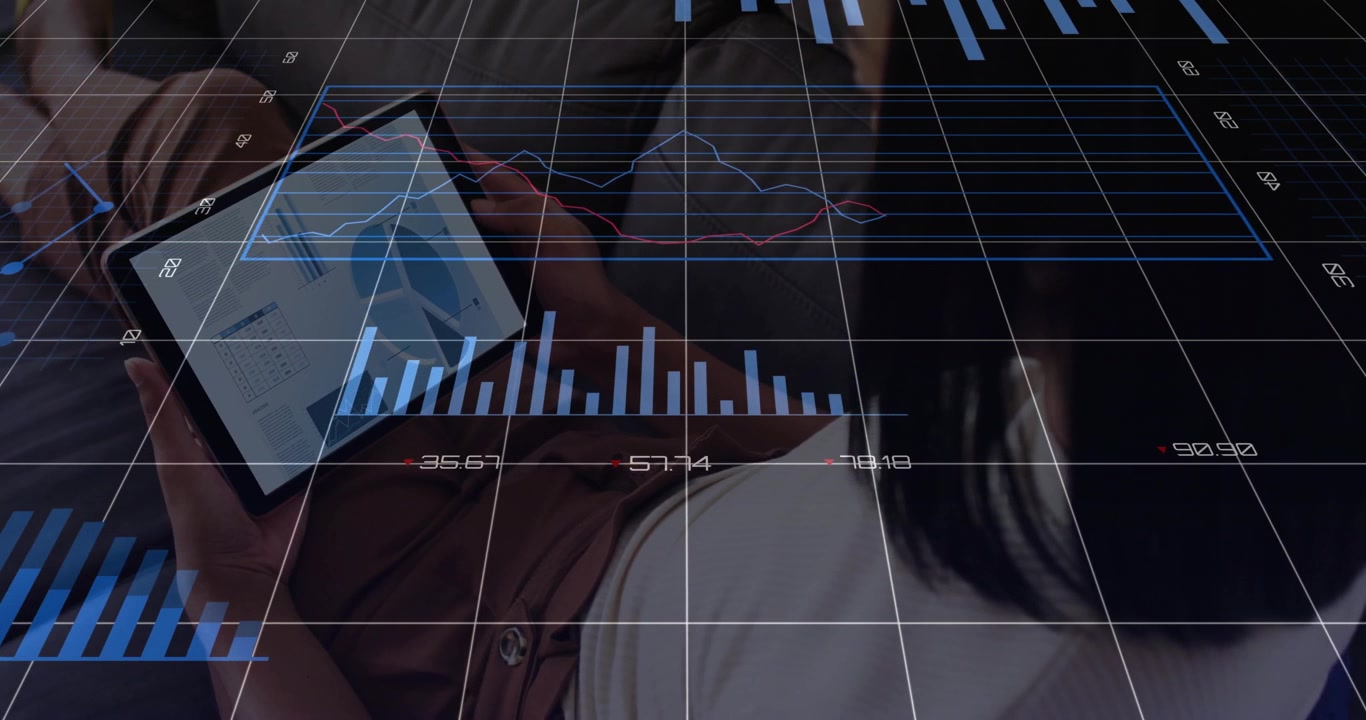 Voksen kvinde læner sig tilbage på sofaen, holder tablet, mens et gitter animerer diagrammer, der viser udviklende analyser