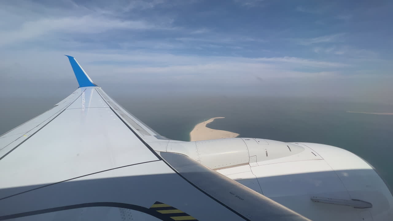 vista de avión sobre tierra y mar