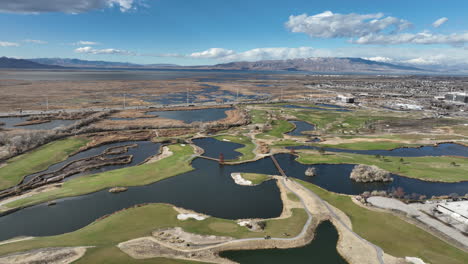 Vista-Aérea-Del-Hermoso-Campo-De-Golf-En-Provo-Utah