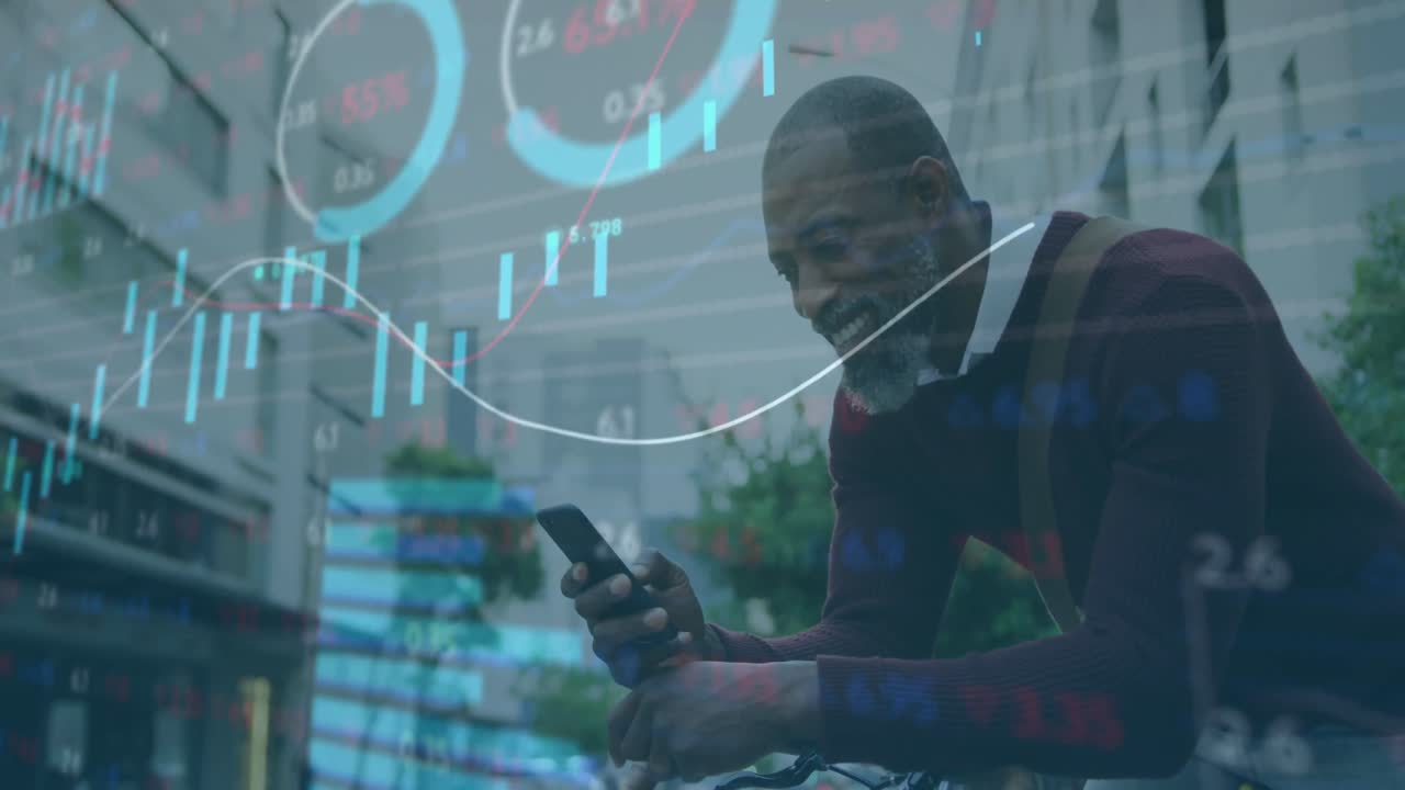 animazione di più grafici, tavola di negoziazione, afroamericano sorridente mentre scorre sul cellulare