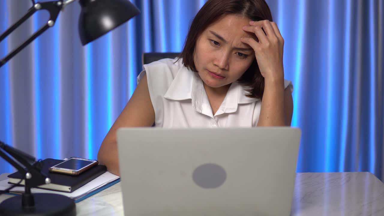 una mujer usa un cuaderno para trabajar desde casa.