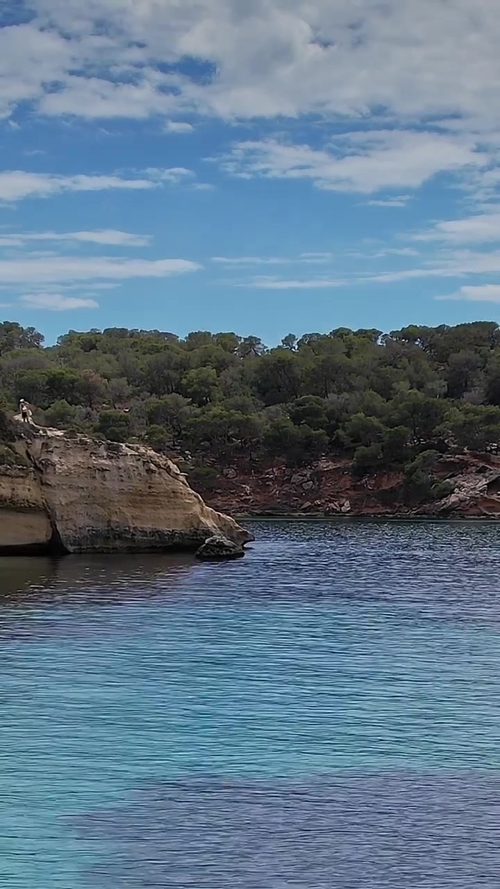 Acqua limpida e coste rocciose lungo la costa di VertMall, Spagna.