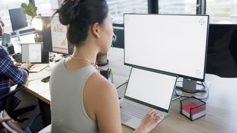 Mujer-De-Negocios-Asiática-Usando-Tableta-Y-Computadora-Con-Pantalla-En-Blanco-En-La-Oficina,-Cámara-Lenta,-Espacio-De-Copia