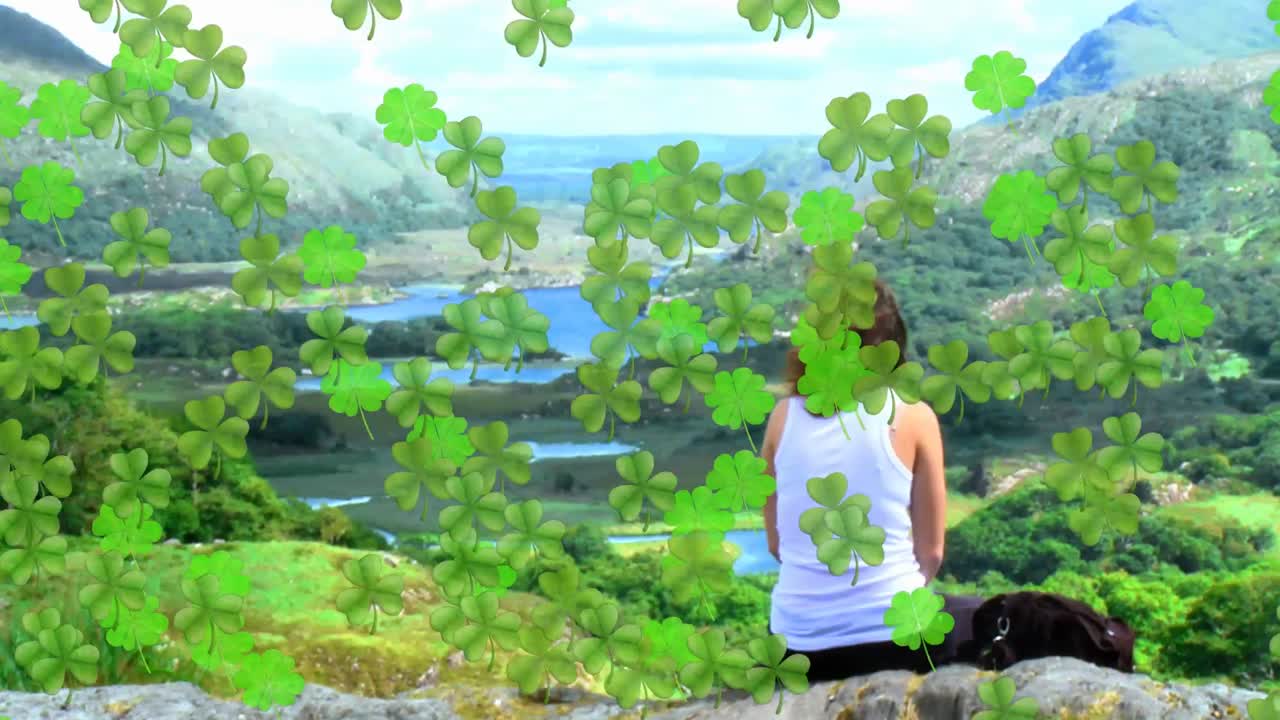 산에 있는 백인 여성 위에 있는 클로버 아이콘의 애니메이션