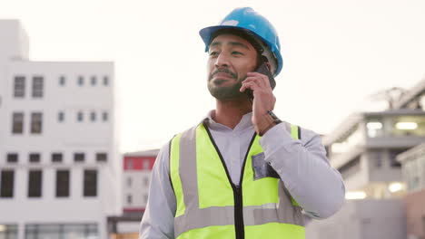 ingeniero y arquitecto masculino que supervisa el éxito