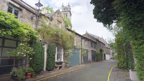 Ruta-Panorámica-A-Pie-Por-Circus-Lane-En-Edimburgo,-Con-Una-Torre-Del-Reloj-Al-Fondo.