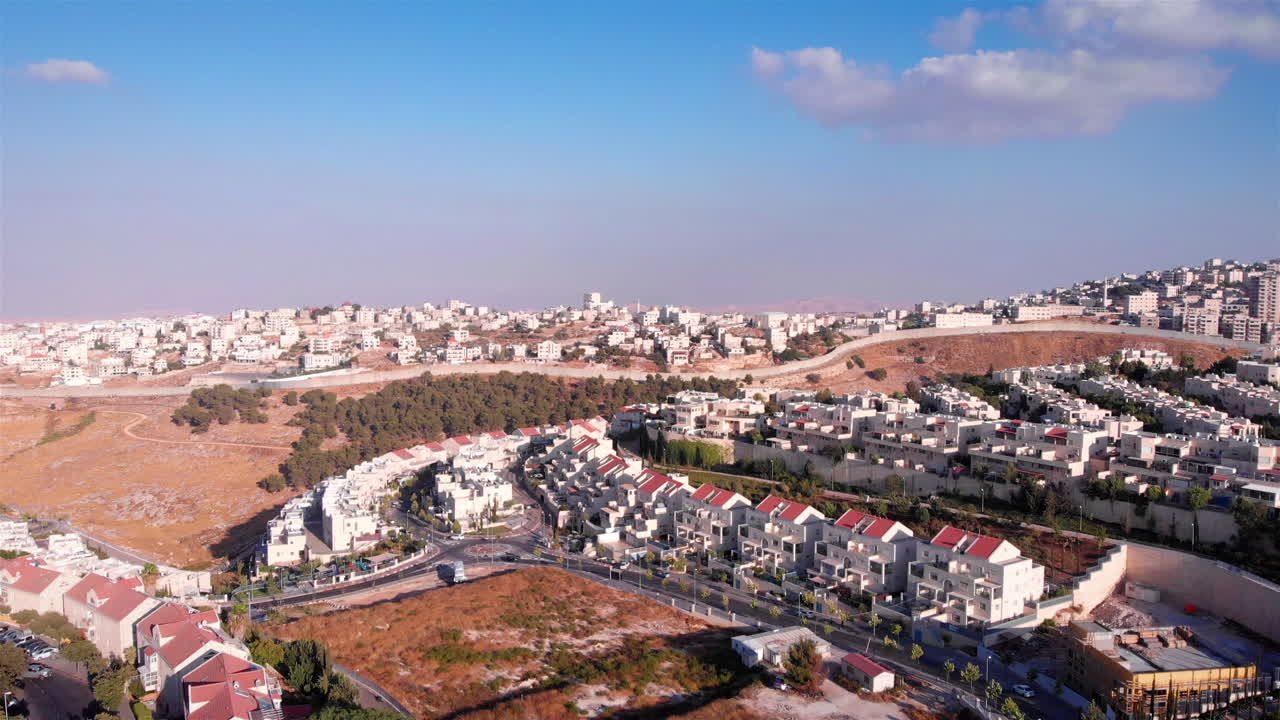 이스라엘과 팔레스타인 마을이 울타리로 나어져 있는 공중 영상